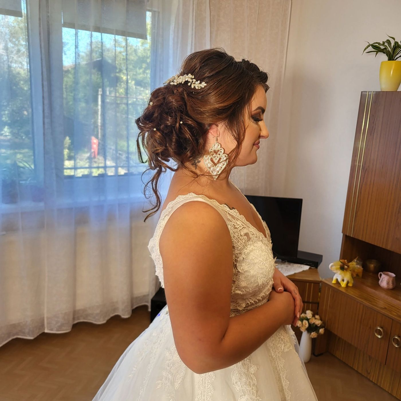 Nevesta s vyčesaným účesom a sponou vo vlasoch